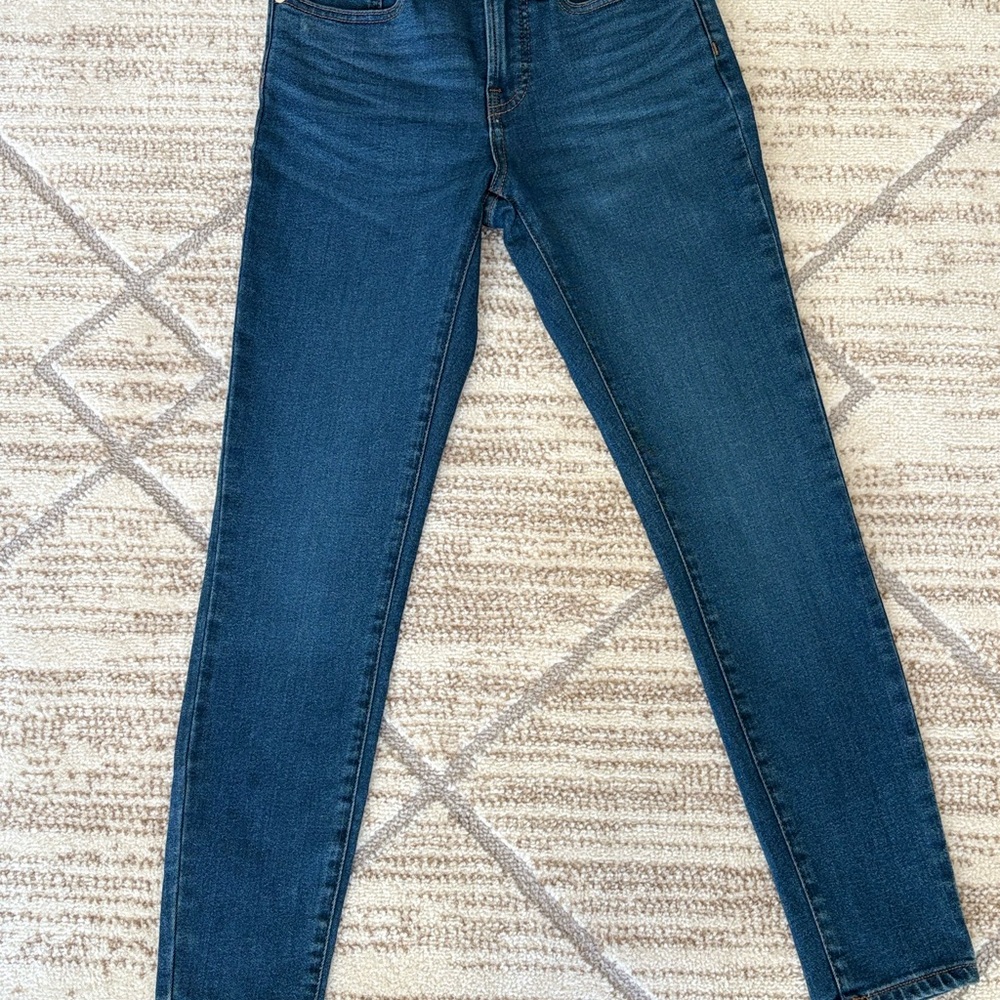 Everlane jeans ,stretchy, deep blue color. The pants are 26.5 inches in length,